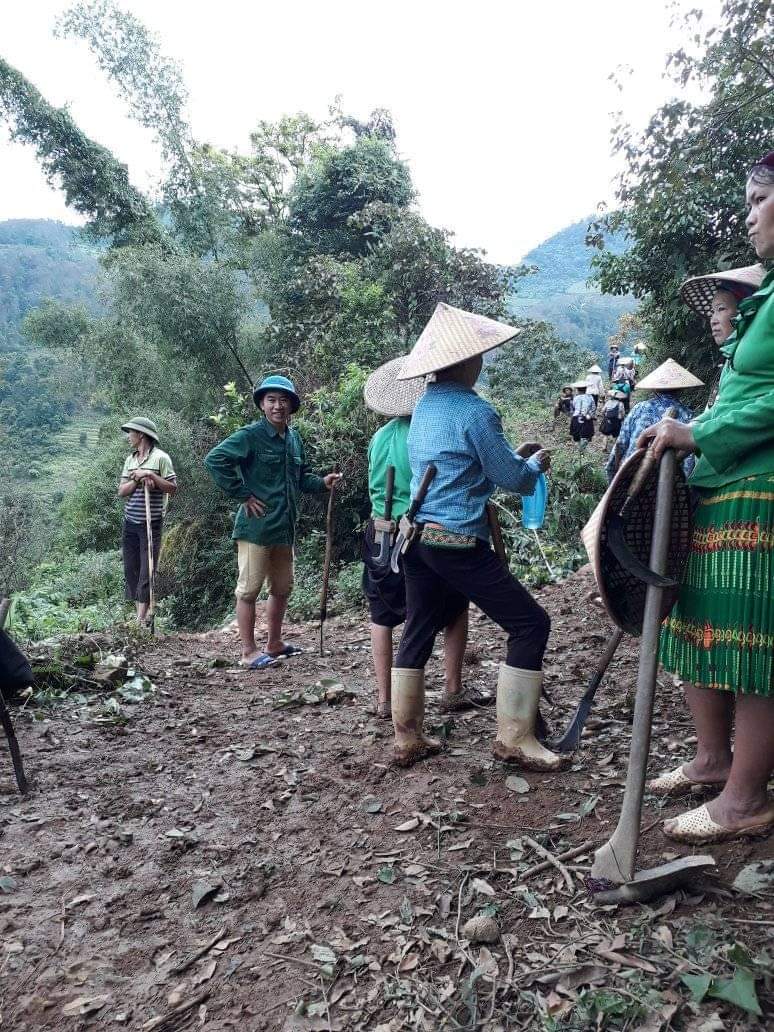 Nhân dân thôn Nà Lạc tu sửa đường